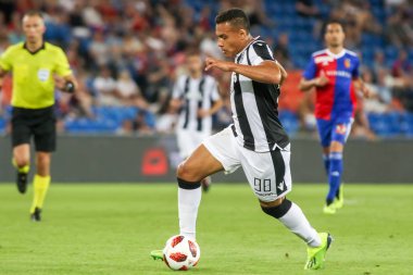 Basel, İsviçre - 1 Ağustos 2018: Oyuncu, Paok Leo Jaba eylem Paok rakip arasındaki Uefa Şampiyonlar Ligi maç sırasında Basel St. Jakob-Park Stadı'nda oynanan