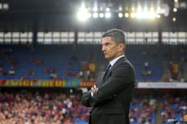 Basel, İsviçre - 1 Ağustos 2018: Paok R. Lucescu Teknik Direktörü Uefa Şampiyonlar Ligi ikinci ön eleme turu sırasında 2 Paok rakip Basel maçı St. Jakob-Park Stadı'nda oynanan