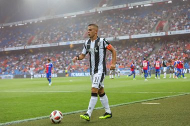 Basel, İsviçre - 1 Ağustos 2018: Paok rakip arasındaki Uefa Şampiyonlar Ligi maç sırasında eylem Paok Dimitris Pelkas oyuncu Basel St. Jakob-Park Stadı'nda oynanan