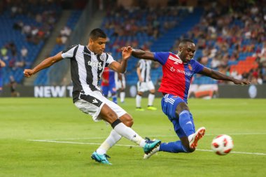 Basel, İsviçre - 1 Ağustos 2018: Paok rakip arasındaki Uefa Şampiyonlar Ligi maç sırasında eylem Paok Leo Matos(L) oyuncu Basel St. Jakob-Park Stadı'nda oynanan