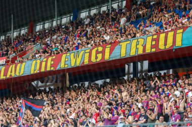 Basel, İsviçre - 1 Ağustos 2018: Basel hayranları Paok rakip arasındaki Uefa Şampiyonlar Ligi maç sırasında onların takım için kutluyor Basel St. Jakob-Park Stadı'nda oynanan