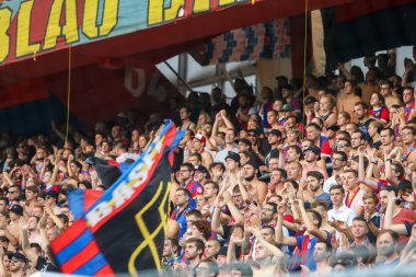 Basel, İsviçre - 1 Ağustos 2018: Basel hayranları Paok rakip arasındaki Uefa Şampiyonlar Ligi maç sırasında onların takım için kutluyor Basel St. Jakob-Park Stadı'nda oynanan