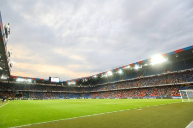 Basel, İsviçre - 1 Ağustos 2018: St. Jakob-Park Stadyumu tam Paok rakip Basel arasında Uefa Şampiyonlar Ligi maç iç görünüm 