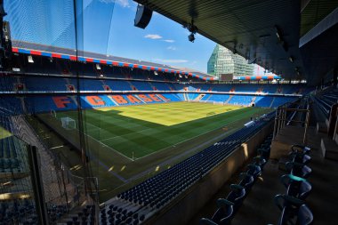 Basel, İsviçre - 31 Temmuz 2018: Paok rakip Basel arasında Uefa Şampiyonlar Ligi maç önce boş St. Jakob-Park Stadyumu, iç görünümü 
