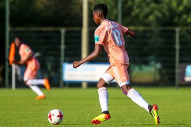 Horst, Hollanda - 29 Haziran 2018: Oyuncu, Rsc Anderlecht Albert Sambi Lokonga dostluk maçı Rsc Anderlecht Rakip Paok sporda sırasında eylem park spor Swolgen Tienray 