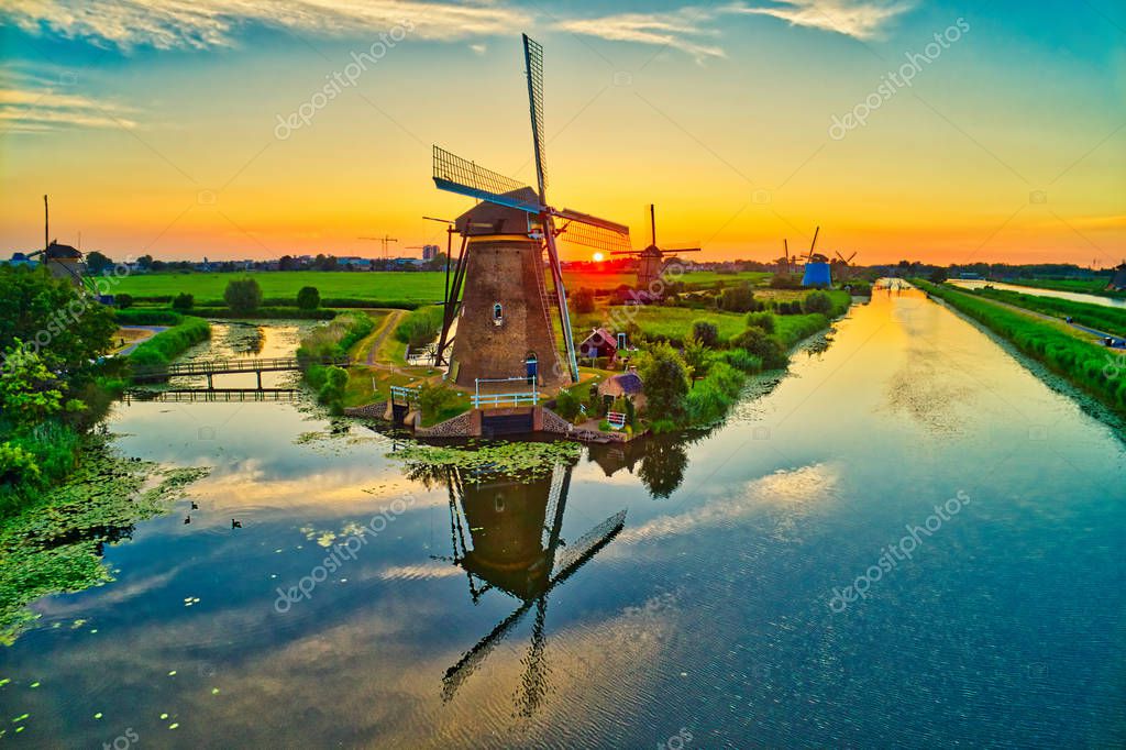 Vista aérea de los molinos de viento tradicionales al atardecer en