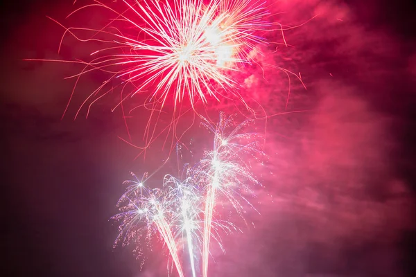Πολύχρωμα Πυροτεχνήματα Των Διαφόρων Χρωμάτων Πάνω Από Νυχτερινό Ουρανό — Φωτογραφία Αρχείου