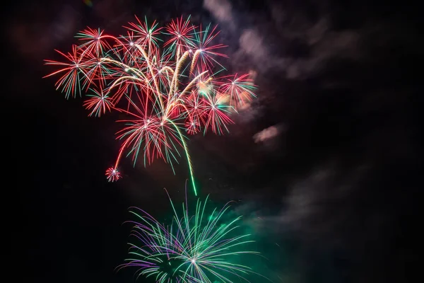 Fuegos Artificiales Coloridos Varios Colores Sobre Cielo Nocturno — Foto de Stock