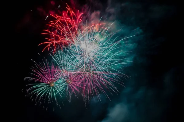 Πολύχρωμα Πυροτεχνήματα Των Διαφόρων Χρωμάτων Πάνω Από Νυχτερινό Ουρανό — Φωτογραφία Αρχείου