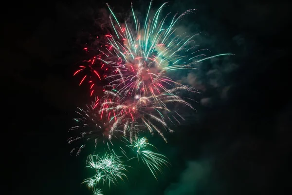 Fuegos Artificiales Coloridos Varios Colores Sobre Cielo Nocturno — Foto de Stock