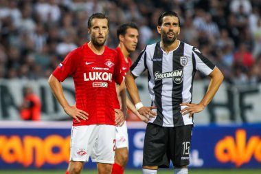 Thessaloniki, Yunanistan - 8 Ağustos 2018: Oyuncu Spartak Kombarov(L) ve Paok Crespo Uefa Şampiyonlar Ligi üçüncü, Paok rakip Spartak Moskova arasında ön eleme turu sırasında eylem 