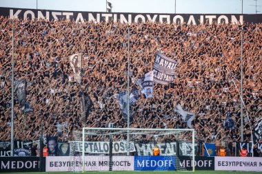 Thessaloniki, Yunanistan - 8 Ağustos 2018: Görünüm tam stadyumun arkasında Uefa Şampiyonlar Ligi üçüncü, Paok rakip Spartak Moskova Toumba Stadyumu'nda arasında ön eleme turu sırasında hayranları