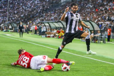 Thessaloniki, Yunanistan - 8 Ağustos 2018: Oyuncu Paok Jose Crespo(R) ve Spartak Eschenko(L) Uefa Şampiyonlar Ligi üçüncü, Paok rakip Spartak Moskova arasında ön eleme turu sırasında eylem 