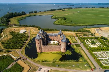 Havadan görünümü Ortaçağ Kalesi Muiden, Hollanda, Amsterdam'ın güneybatısında Vecht nehrin ağzında yer alan, Hollanda daha iyi bilinen kaleler biridir