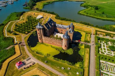 Havadan görünümü Ortaçağ Kalesi Muiden, Hollanda, Amsterdam'ın güneybatısında Vecht nehrin ağzında yer alan, Hollanda daha iyi bilinen kaleler biridir