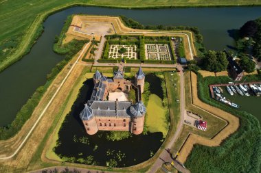 Havadan görünümü Ortaçağ Kalesi Muiden, Hollanda, Amsterdam'ın güneybatısında Vecht nehrin ağzında yer alan, Hollanda daha iyi bilinen kaleler biridir