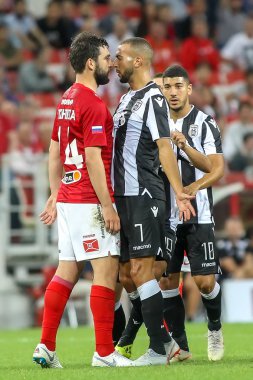 Moskova, Rusya - 14 Ağustos 2018: Oyuncu Spartak Georgi Dzhikiya(L) ve Paok Omar El Kaddouri(R) Uefa Şampiyonlar Ligi üçüncü, Fc Spartak Moskova Rakip Paok Otkritie Arena arasında ön eleme turu sırasında eylem