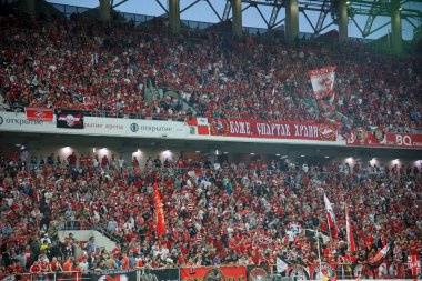 Moskova, Rusya - 14 Ağustos 2018: Uefa Şampiyonlar Ligi üçüncü, Fc Spartak Moskova Rakip Paok Otkritie Arena arasında ön eleme turu sırasında onların takım için kutluyor Spartak hayranları