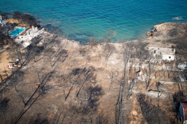 Mati, Atina - 26 Temmuz 2018: Havadan görünümü bir orman yangını Atina yakınındaki Mati köy içinde takip yanmış bir bölümü gösterilir. Temmuz için an 92 kişi ölü sol, 23 tarihinde wildfires oluştu.