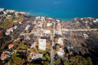 Mati, Atina - 26 Temmuz 2018: Havadan görünümü bir orman yangını Atina yakınındaki Mati köy içinde takip yanmış bir bölümü gösterilir. Temmuz için an 92 kişi ölü sol, 23 tarihinde wildfires oluştu.