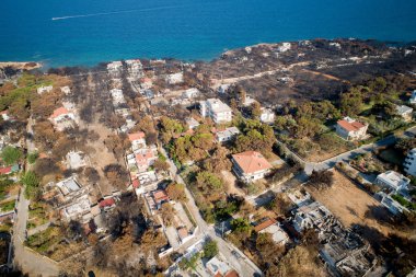 Mati, Atina - 26 Temmuz 2018: Havadan görünümü bir orman yangını Atina yakınındaki Mati köy içinde takip yanmış bir bölümü gösterilir. Temmuz için an 92 kişi ölü sol, 23 tarihinde wildfires oluştu.
