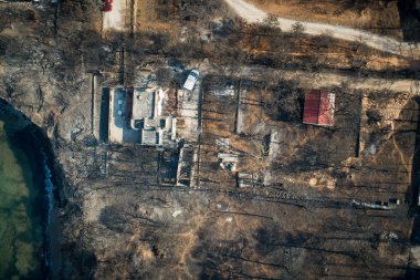 Mati, Atina - 26 Temmuz 2018: Havadan görünümü bir orman yangını Atina yakınındaki Mati köy içinde takip yanmış bir bölümü gösterilir. Temmuz için an 92 kişi ölü sol, 23 tarihinde wildfires oluştu.