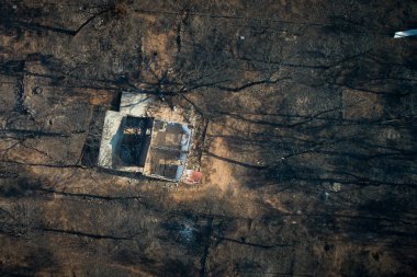 Mati, Atina - 26 Temmuz 2018: Havadan görünümü bir orman yangını Atina yakınındaki Mati köy içinde takip yanmış bir bölümü gösterilir. Temmuz için an 92 kişi ölü sol, 23 tarihinde wildfires oluştu.