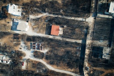 Mati, Atina - 26 Temmuz 2018: Havadan görünümü bir orman yangını Atina yakınındaki Mati köy içinde takip yanmış bir bölümü gösterilir. Temmuz için an 92 kişi ölü sol, 23 tarihinde wildfires oluştu.