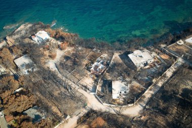 Mati, Atina - 26 Temmuz 2018: Havadan görünümü bir orman yangını Atina yakınındaki Mati köy içinde takip yanmış bir bölümü gösterilir. Temmuz için an 92 kişi ölü sol, 23 tarihinde wildfires oluştu.