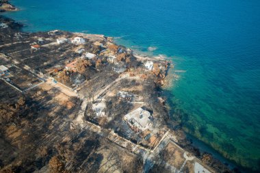 Mati, Atina - 26 Temmuz 2018: Havadan görünümü bir orman yangını Atina yakınındaki Mati köy içinde takip yanmış bir bölümü gösterilir. Temmuz için an 92 kişi ölü sol, 23 tarihinde wildfires oluştu.