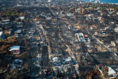 Mati, Atina - 26 Temmuz 2018: Havadan görünümü bir orman yangını Atina yakınındaki Mati köy içinde takip yanmış bir bölümü gösterilir. Temmuz için an 92 kişi ölü sol, 23 tarihinde wildfires oluştu.