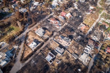 Mati, Atina - 26 Temmuz 2018: Havadan görünümü bir orman yangını Atina yakınındaki Mati köy içinde takip yanmış bir bölümü gösterilir. Temmuz için an 92 kişi ölü sol, 23 tarihinde wildfires oluştu.