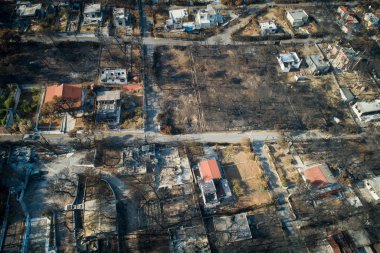 Mati, Atina - 26 Temmuz 2018: Havadan görünümü bir orman yangını Atina yakınındaki Mati köy içinde takip yanmış bir bölümü gösterilir. Temmuz için an 92 kişi ölü sol, 23 tarihinde wildfires oluştu.