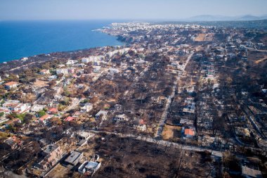 Mati, Atina - 26 Temmuz 2018: Havadan görünümü bir orman yangını Atina yakınındaki Mati köy içinde takip yanmış bir bölümü gösterilir. Temmuz için an 92 kişi ölü sol, 23 tarihinde wildfires oluştu.