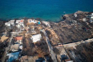 Mati, Atina - 26 Temmuz 2018: Havadan görünümü bir orman yangını Atina yakınındaki Mati köy içinde takip yanmış bir bölümü gösterilir. Temmuz için an 92 kişi ölü sol, 23 tarihinde wildfires oluştu.