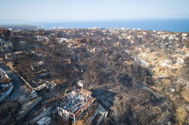 Mati, Atina - 26 Temmuz 2018: Havadan görünümü bir orman yangını Atina yakınındaki Mati köy içinde takip yanmış bir bölümü gösterilir. Temmuz için an 92 kişi ölü sol, 23 tarihinde wildfires oluştu.