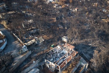 Mati, Atina - 26 Temmuz 2018: Havadan görünümü bir orman yangını Atina yakınındaki Mati köy içinde takip yanmış bir bölümü gösterilir. Temmuz için an 92 kişi ölü sol, 23 tarihinde wildfires oluştu.