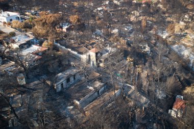 Mati, Atina - 26 Temmuz 2018: Havadan görünümü bir orman yangını Atina yakınındaki Mati köy içinde takip yanmış bir bölümü gösterilir. Temmuz için an 92 kişi ölü sol, 23 tarihinde wildfires oluştu.