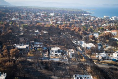 Mati, Atina - 26 Temmuz 2018: Havadan görünümü bir orman yangını Atina yakınındaki Mati köy içinde takip yanmış bir bölümü gösterilir. Temmuz için an 92 kişi ölü sol, 23 tarihinde wildfires oluştu.
