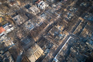 Mati, Atina - 26 Temmuz 2018: Havadan görünümü bir orman yangını Atina yakınındaki Mati köy içinde takip yanmış bir bölümü gösterilir. Temmuz için an 92 kişi ölü sol, 23 tarihinde wildfires oluştu.