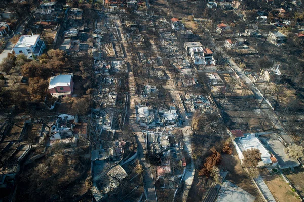 Mati, Atina - 26 Temmuz 2018: Havadan görünümü bir orman yangını Atina yakınındaki Mati köy içinde takip yanmış bir bölümü gösterilir. Temmuz için an 92 kişi ölü sol, 23 tarihinde wildfires oluştu.