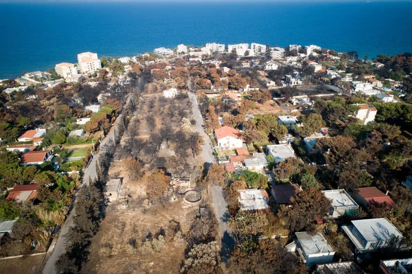 Mati, Atina - 26 Temmuz 2018: Havadan görünümü bir orman yangını Atina yakınındaki Mati köy içinde takip yanmış bir bölümü gösterilir. Temmuz için an 92 kişi ölü sol, 23 tarihinde wildfires oluştu.