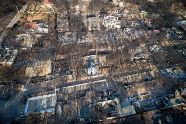 Mati, Atina - 26 Temmuz 2018: Havadan görünümü bir orman yangını Atina yakınındaki Mati köy içinde takip yanmış bir bölümü gösterilir. Temmuz için an 92 kişi ölü sol, 23 tarihinde wildfires oluştu.