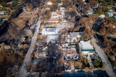 Mati, Atina - 26 Temmuz 2018: Havadan görünümü bir orman yangını Atina yakınındaki Mati köy içinde takip yanmış bir bölümü gösterilir. Temmuz için an 92 kişi ölü sol, 23 tarihinde wildfires oluştu.