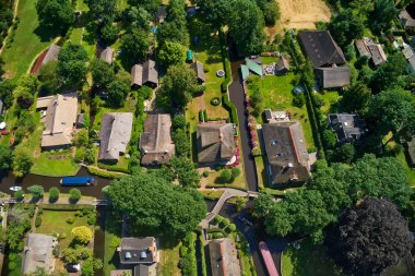 Hollanda Giethoorn köyünün havadan görünümü. Giethoorn 'Hollanda Venedik' olarak da adlandırılır ve her yıl yaklaşık 800.000 ziyaretçi alır.