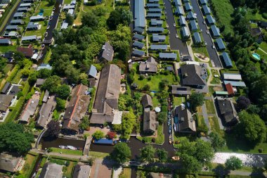 Hollanda Giethoorn köyünün havadan görünümü. Giethoorn 'Hollanda Venedik' olarak da adlandırılır ve her yıl yaklaşık 800.000 ziyaretçi alır.