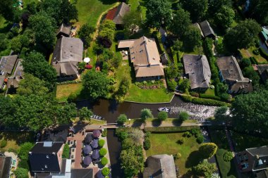 Hollanda Giethoorn köyünün havadan görünümü. Giethoorn 'Hollanda Venedik' olarak da adlandırılır ve her yıl yaklaşık 800.000 ziyaretçi alır.