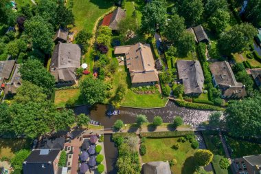 Hollanda Giethoorn köyünün havadan görünümü. Giethoorn 'Hollanda Venedik' olarak da adlandırılır ve her yıl yaklaşık 800.000 ziyaretçi alır.