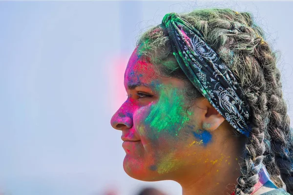 正体不明の人々 の群集が 色の日 毎年恒例のイベント中に色粉を投げるテッサロニキ ギリシャ 2018 — ストック写真