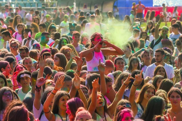 正体不明の人々 の群集が 色の日 毎年恒例のイベント中に色粉を投げるテッサロニキ ギリシャ 2018 — ストック写真